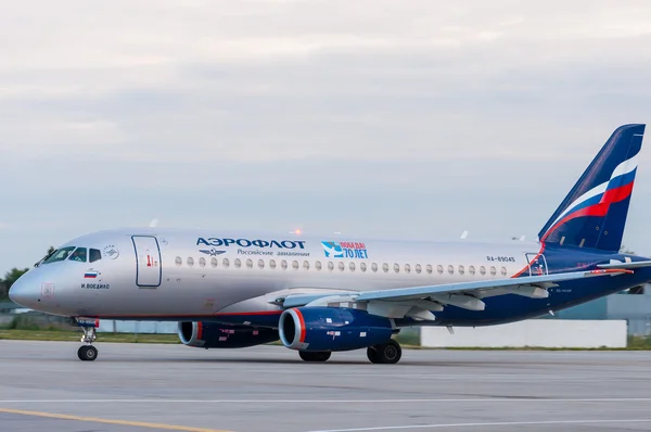 KIEV, UCRAINA - 10 LUGLIO 2015: Aeroflots SSJ 195-b taxis to teminal at KBP Airport il 12 gennaio 2014. Aeroflot è la compagnia aerea di bandiera e la più grande della Federazione Russa . — Foto Stock