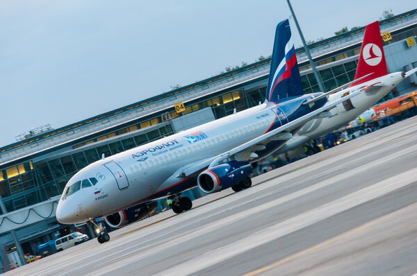 КИЕВ, УКРАИНА - 10 июля 2015 года: Аэрофлот SSJ 195-b такси до теминала в аэропорту КВР 12 января 2014 года. Аэрофлот - флагман и крупнейшая авиакомпания Российской Федерации
.