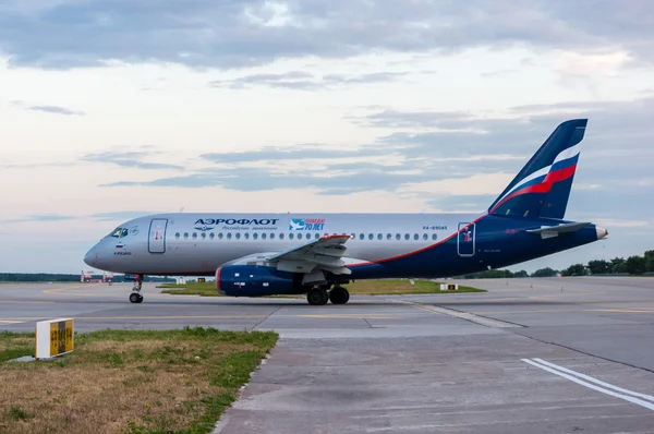 KIEV, UKRAINE - JULY 10, 2015: Aeroflots  SSJ 195-b taxis to teminal at KBP Airport on January 12, 2014. Aeroflot is flag carrier and largest airline of the Russian Federation. — 스톡 사진