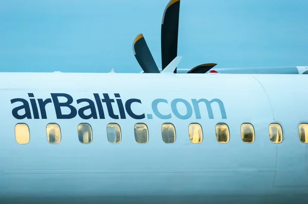 Kijev, Ukrajna-július 10, 2015: airBaltic törzs repülőgép Kijev repülőtéren. Az Air Baltic a lett zászlóhordozó légitársaság és az alacsony költségű fuvarozó. — Stock Fotó