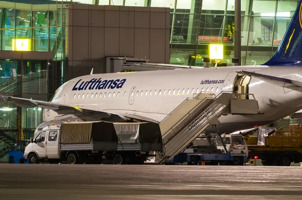 KIEV, UCRANIA - 10 de julio de 2015: Aviones de Lufthansa permanecen cerca de la terminal del aeropuerto y listos para embarcar el 10 de julio de 2015 en Borispol, Ucrania. En esta ruta opera el avión insignia de Lufthansas . —  Fotos de Stock