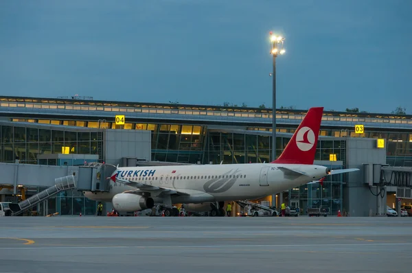 Kijów, Ukraina-10 lipca 2015: Turkish Airlines samolot pobyt w pobliżu terminalu lotniska i gotowy do wejścia na pokład w lipcu 10, 2015 w Borispol, Ukraina. — Zdjęcie stockowe