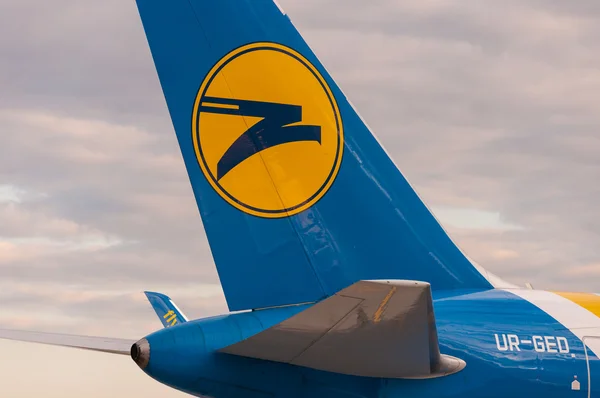 Kijów, Ukraina - 10 lipca 2015: Samolot ogon znakiem logo Ukraina międzynarodowych linii lotniczych w lotnisko Borispol — Zdjęcie stockowe