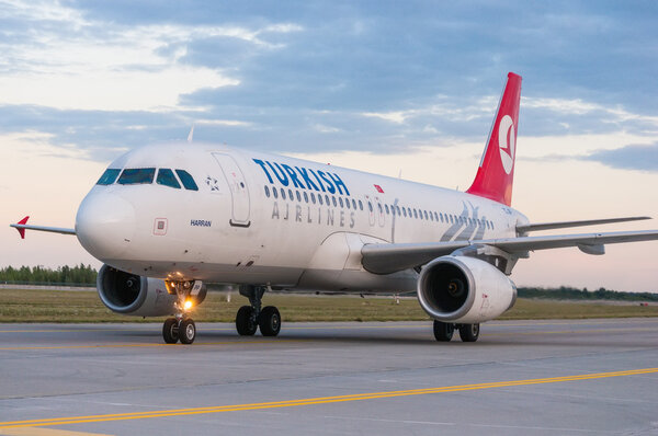 КИЕВ, УКРАИНА - 10 июля 2015 года: Turkish Airlines Airbus A320 в международном аэропорту Борисполь, Киев, Украина. Авиакомпания TurkisH Airline насчитывает более 18 000 сотрудников и флот из 261 человека
.