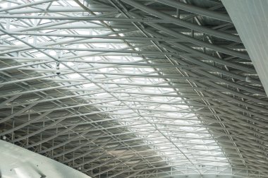 metal ve cam büyük bir boş hangar çatısı. mimari detay