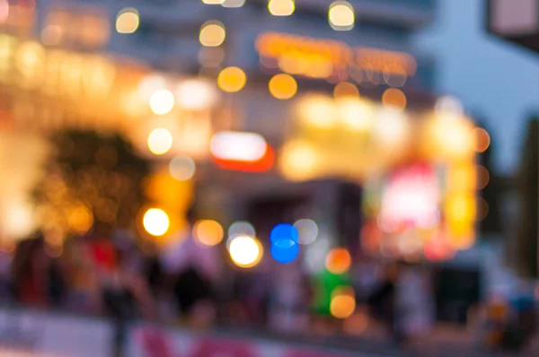 Stad pendelaars. Wazig beeld van mensen in de buurt van shopping center. Onherkenbaar gezichten, gebleekte effect. — Stockfoto