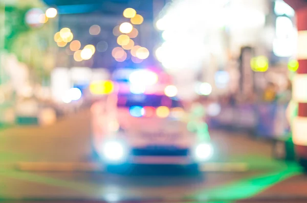 Moción borrosa coche de policía con luces encendidas en la calle de noche —  Fotos de Stock