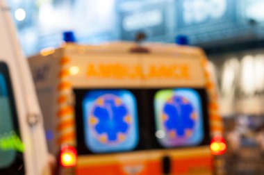 Ambulans trafik-den geçerek geceleyin hız bulanık