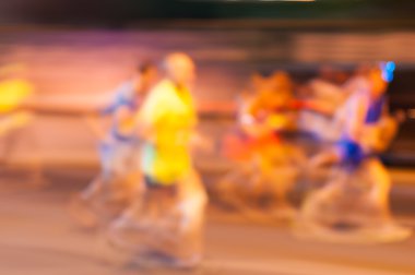 Gece maraton bulanık runner atlet. Adam fitness siluet akşam koşu egzersiz sağlık kavramı.