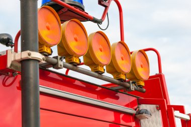 Yanıp sönen kırmızı Siren ışık çatı acil servis aracı üzerinde ayrıntı