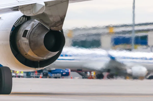 Detalhe da turbina do avião fluxo de ar quente do motor em funcionamento. Fundo de viagem ou transporte — Fotografia de Stock