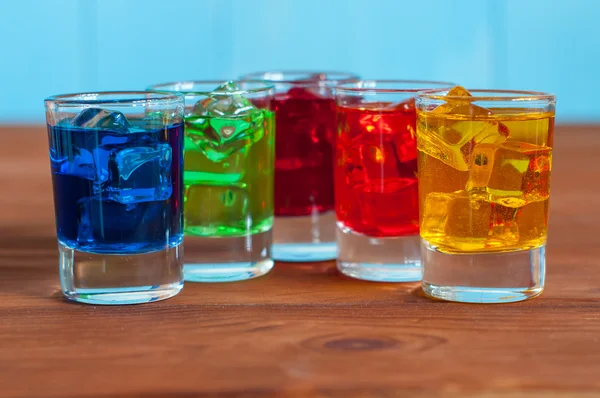 Conjunto de coquetéis alcoólicos em fundo de madeira rústica — Fotografia de Stock