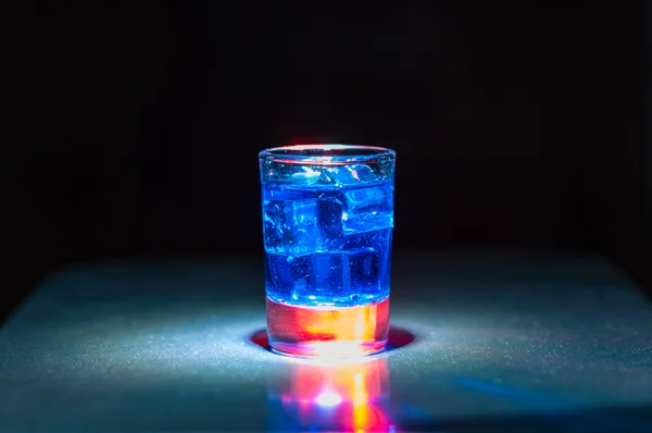 Alkoholické modrý koktejl je ve skle, na panelu — Stock fotografie