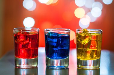 Berry alkollü içki bar sihirli aydınlatma bokeh arka plan ile Resepsiyon küçük gözlük içine