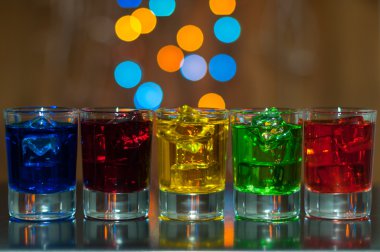 Beş bardak berry likör çubuğu ile bir gece kulübünde, sihirli ışık bokeh counter