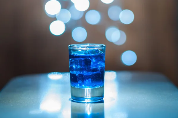 Glass with alcohol drink on wooden background, copyspace. An old vintage countertop highlight and a tumbler of hard liquor — Stock Photo, Image