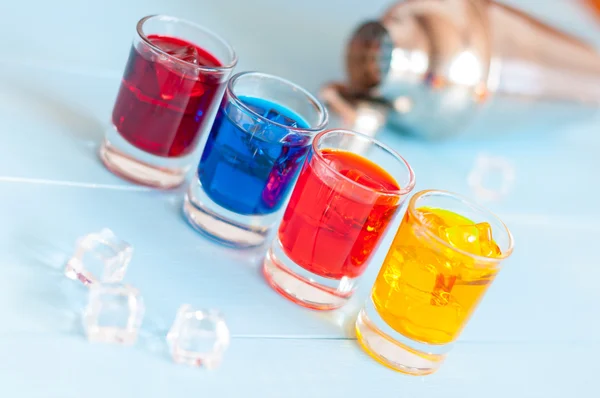 Koktejly - barva nealkoholické nápoje s ledem na světlém pozadí. Selektivní zaměření — Stock fotografie