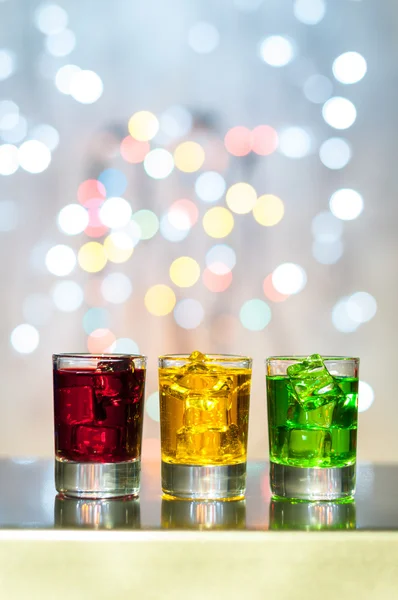 Cocktails on the bar counter in night club. Party background — Stock Photo, Image