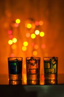 Bir gece kulübünde çubuğunda berry likör ile üç bardak