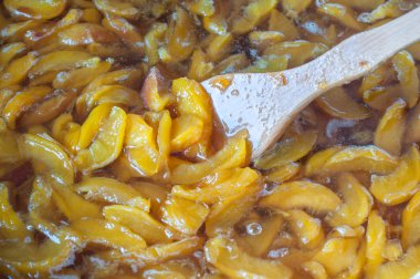 atış yemek ve ev yapımı kayısı veya Şeftali reçel bir tencerede hazırlanıyor.