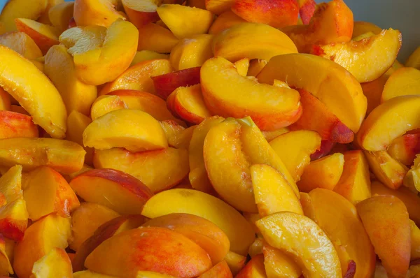 Pêssegos orgânicos frescos Abeto de fatias de pêssego maduras. Engarrafamento — Fotografia de Stock