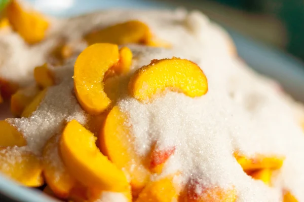 Ripe apricot slices with sugar. Cooking jam. Selective focus and unique perspective — Stock Photo, Image