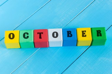 Renk ahşap küpleri ile açık mavi ahşap renkli Ekim'de Word