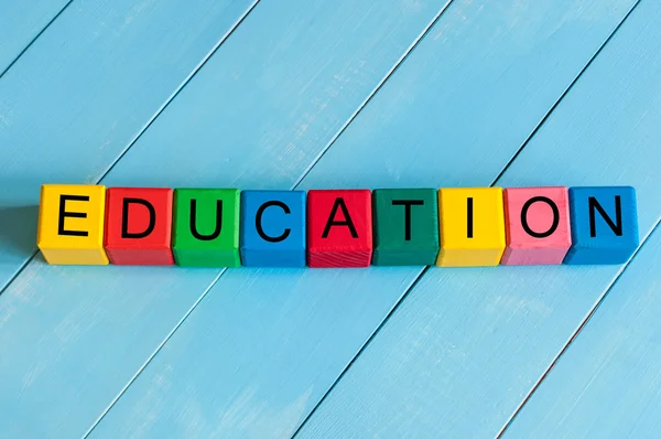 Slovo vzdělání na dětské barevné kostky nebo bloky - vzdělání pro výuku. — Stock fotografie