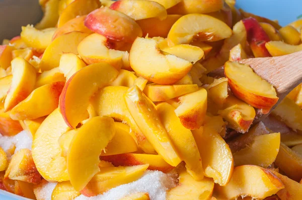 Rijp perzik fruit segment met SAP. Koken jam of marmelade achtergrond — Stockfoto