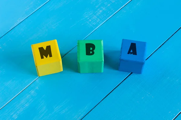 MBA o Master of Business Administration testo su blocco colore — Foto Stock