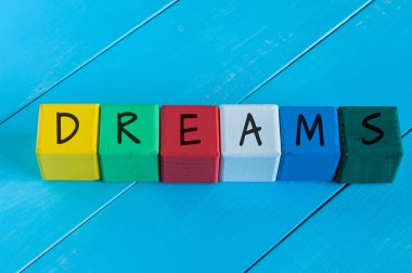 Rüyalar - çocuk renkli küpler veya bloklar word. Renkli ahşap arka plan