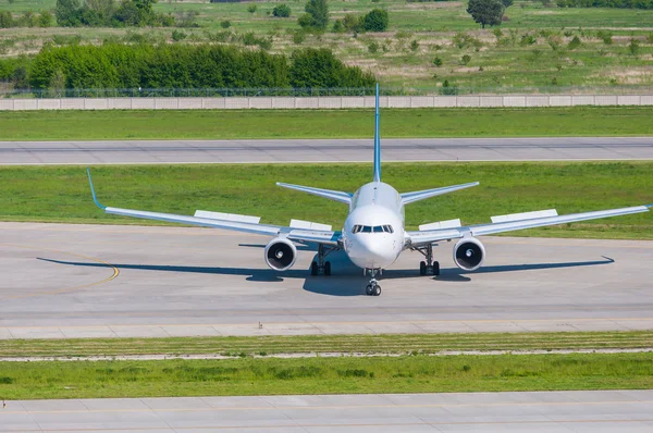 Airplane ready to take off from runway. A big passenger or cargo aircraft, airline. Transport, transportation, travel. — Stock Photo, Image