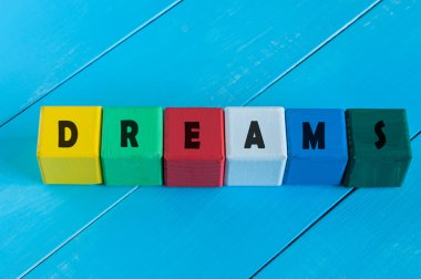 Rüyalar - çocuk renkli küpler veya bloklar word. Renkli ahşap arka plan