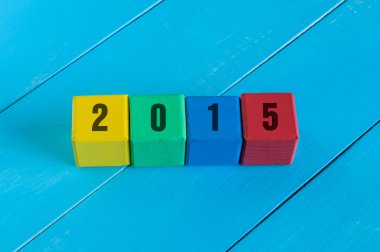 Rakamı 2015 çocuk renkli küpler veya bloklar.