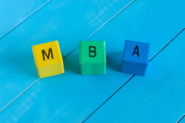 Texte MBA Master of Business Administration sur cubes en bois colorés — Photo