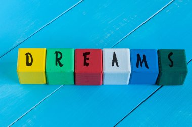 Rüyalar - çocuk renkli küpler veya bloklar word. Renkli ahşap arka plan