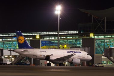Kiev, Ukrayna - 10 Temmuz 2015: Lufthansa uçak terminal havaalanı ve 10,2015 içinde Borispol, Ukrayna Temmuz günü yatılı için hazır yakınındaki kal. Bu rotada Lufthansas amiral gemisi uçak çalışır.