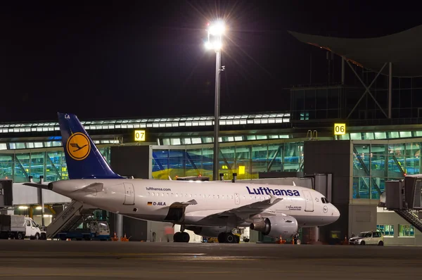 KIEV, UKRAINE - JULY 10, 2015: Lufthansa aircraft stay near terminal of airport and ready for boarding on July 10,2015 in Borispol, Ukraine. On this route operates the Lufthansas Flagship airplane. — Stock Photo, Image