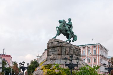 Bohdan Khmelnytsky'e anıt, gün batımında Sofievskaya Meydanı. Kiev, Ukrayna, Doğu Avrupa