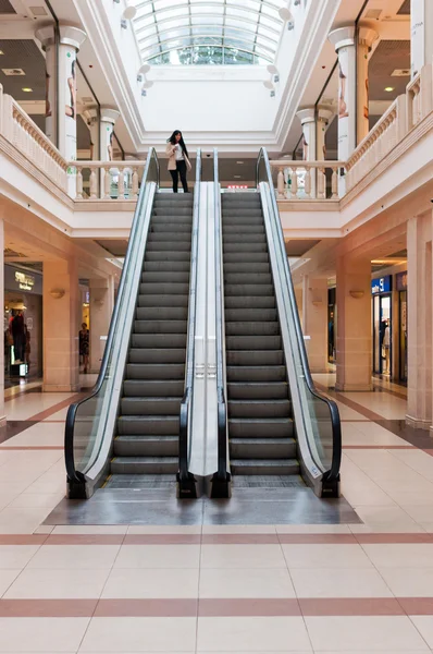 KIEV, UKRAINE - SEPTEMBER 14, 2015: Panoramic angle of escalator. Escalator at shopping mall or trade center — Stock Photo, Image