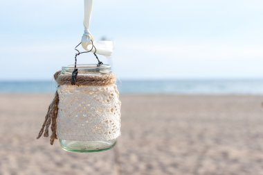 Beyaz dantel düğün kemer üzerinde asılı süslenmiş cam fener