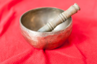Geleneksel Asya seramik-Nepal singing kaseler. Ayrıca Himalaya Singing Kaseler-rin Gong-suzu gonglar denir. Seçici odak, arka plan bulanık