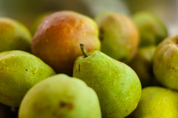 Background of ripe juicy pears for your design. Selective focus — Stock Photo, Image