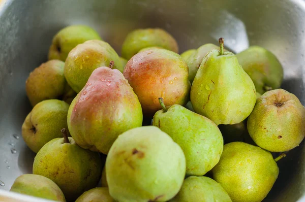 Fruit background. Fresh organic pears on old wood. Pear autumn harvest. Selective focus — Stock Photo, Image