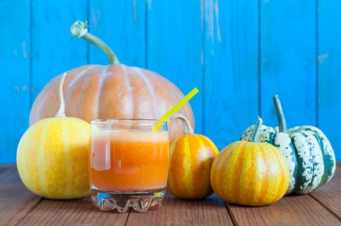 rustik ahşap zemin üzerinde cam kabak güler yüzlü