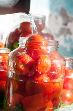 Domates konserve sürecinde swamped kaynamış su olmak. Konserve domates - iyi kış vejeteryan yiyecek