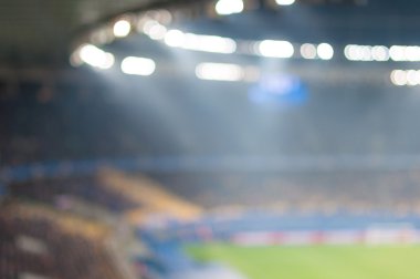 Projektör ve standları insanlar, fanlar, kalabalık tam ile gece bulanık Futbol Stadyumu veya ather spor arena
