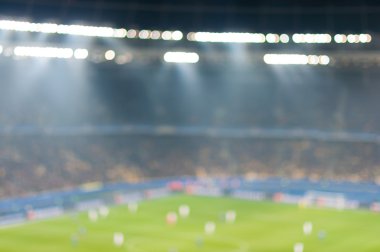 Projektör ve standları insanlar, fanlar, kalabalık tam ile gece bulanık Futbol Stadyumu veya ather spor arena