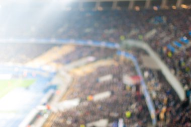 Bulanık kalabalık futbol stadyumu. Spor arena projektörle tribünü görünümünü. Arka plan metin için boş alan ile