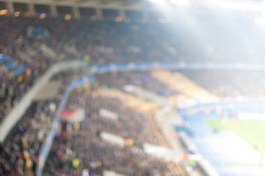 Futbol ile bir stadyum üzerinde bulanık kalabalık maç.